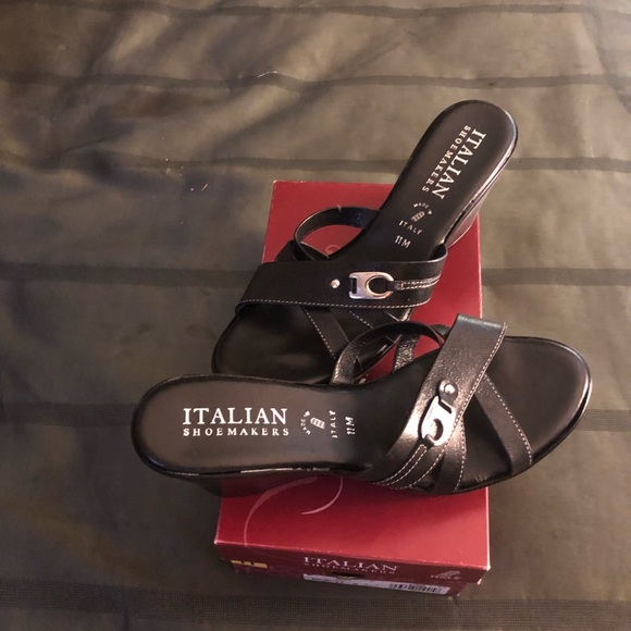 Italian Shoemakers Shoes - Black sandals NWOT